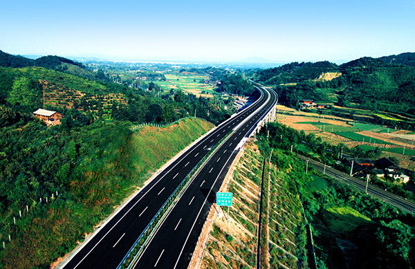 高速公路(lù)美景圖