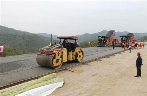 水穩層碎石路(lù)面鋪設